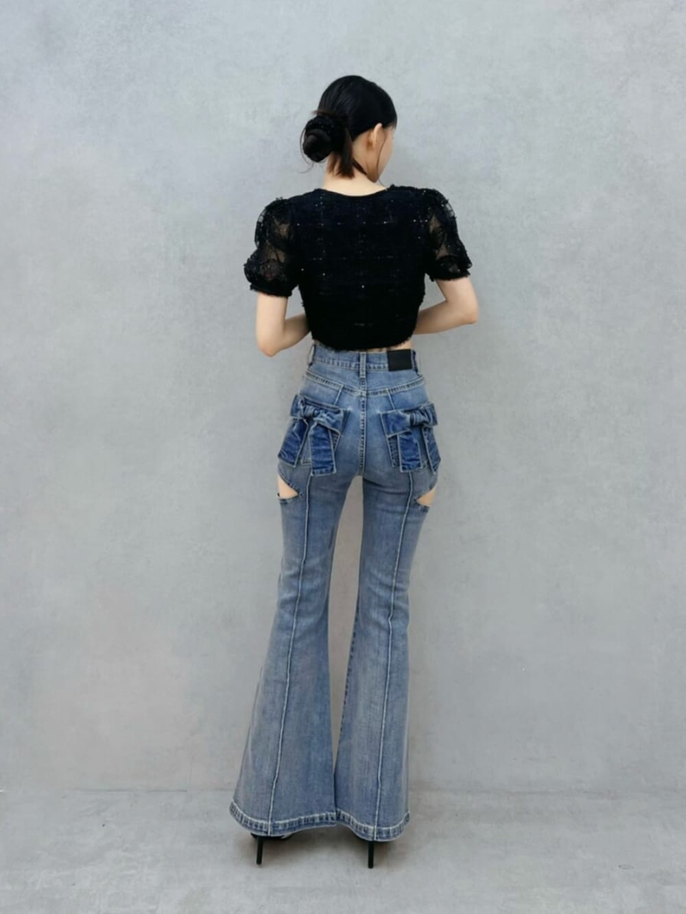 ブルー系のデニムパンツ、ブラック系のシャツ/ブラウスを着用したレディースの夏コーディネートの3枚目の写真