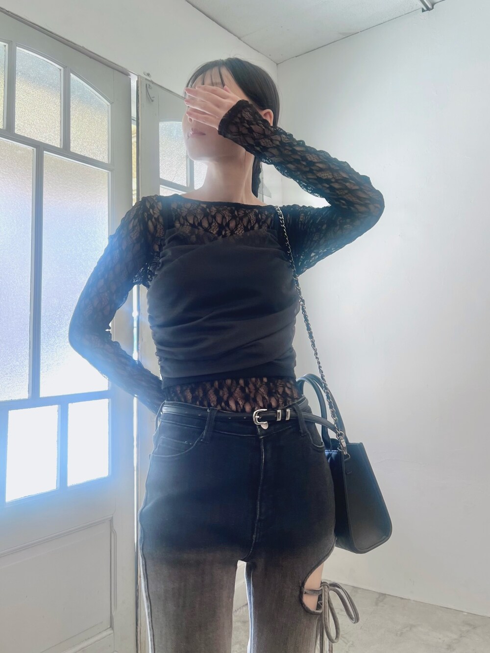 ブラック系のデニムパンツ、ブラック系のTシャツ/カットソー、ブラック系のTシャツ/カットソーを着用したレディースの春コーディネートの6枚目の写真