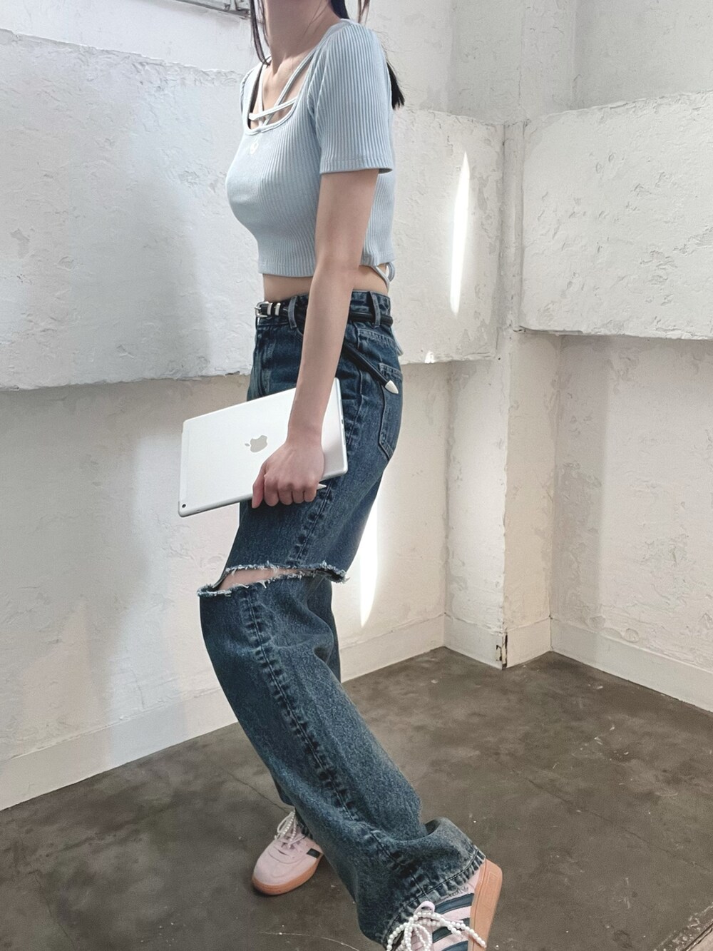 ブルー系のTシャツ/カットソー、ブルー系のデニムパンツ、ブラック系のベルトを着用したレディースの春コーディネートの3枚目の写真