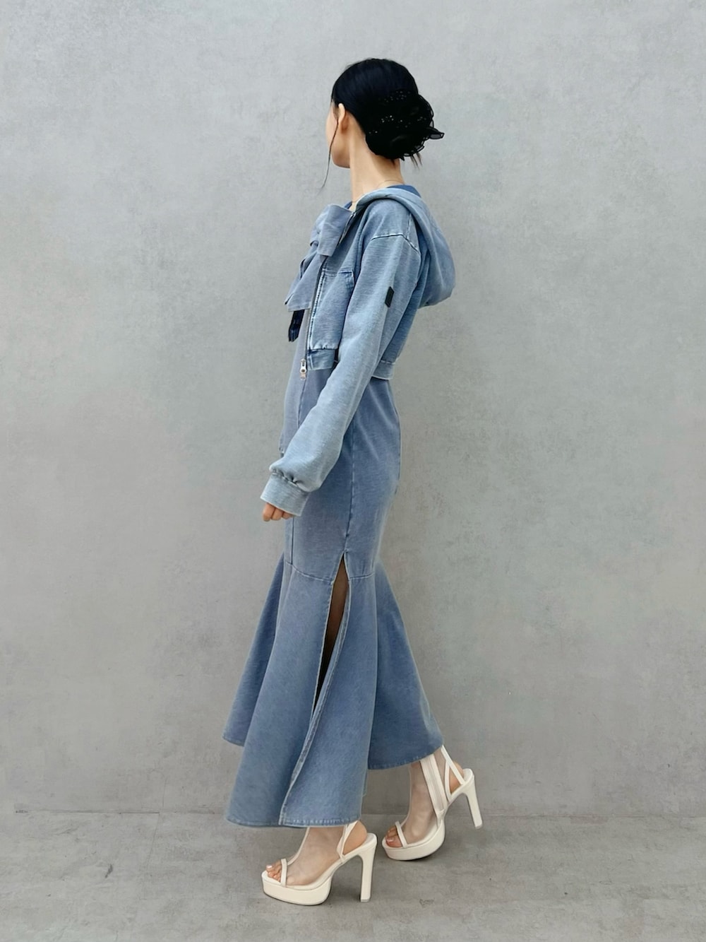 ブルー系のワンピース、ホワイト系のサンダル、ブルー系のパーカーを着用したレディースの春コーディネートの2枚目の写真