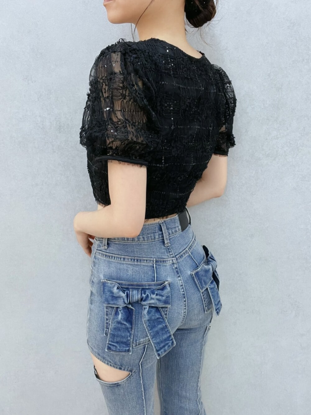 ブルー系のデニムパンツ、ブラック系のシャツ/ブラウスを着用したレディースの夏コーディネートの6枚目の写真