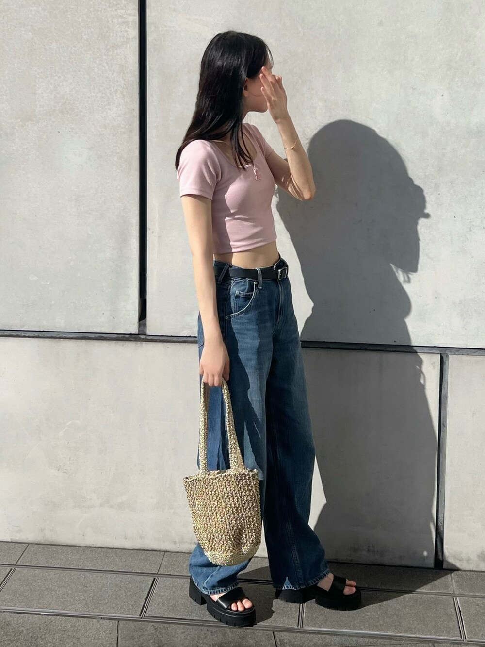 ピンク系のTシャツ/カットソーを着用したレディースの夏コーディネートの2枚目の写真