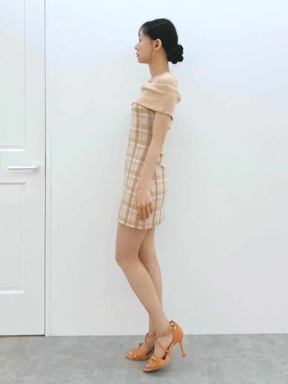 オレンジ系のワンピース、オレンジ系のサンダルを着用したレディースの夏コーディネートの2枚目の写真