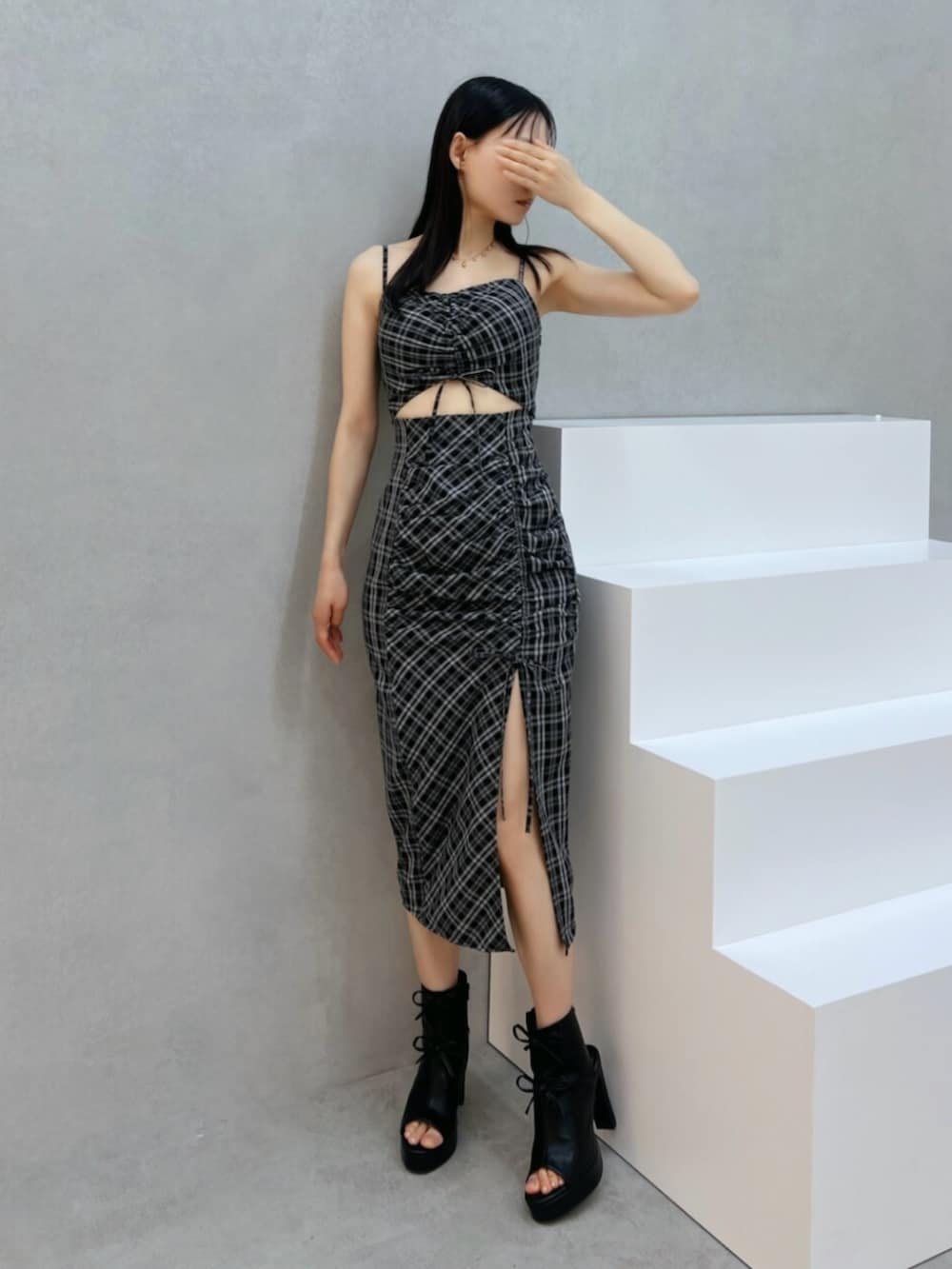 ブラック系のサンダル、ブラック系のワンピース、ゴールド系のネックレスを着用したレディースの夏コーディネートの4枚目の写真