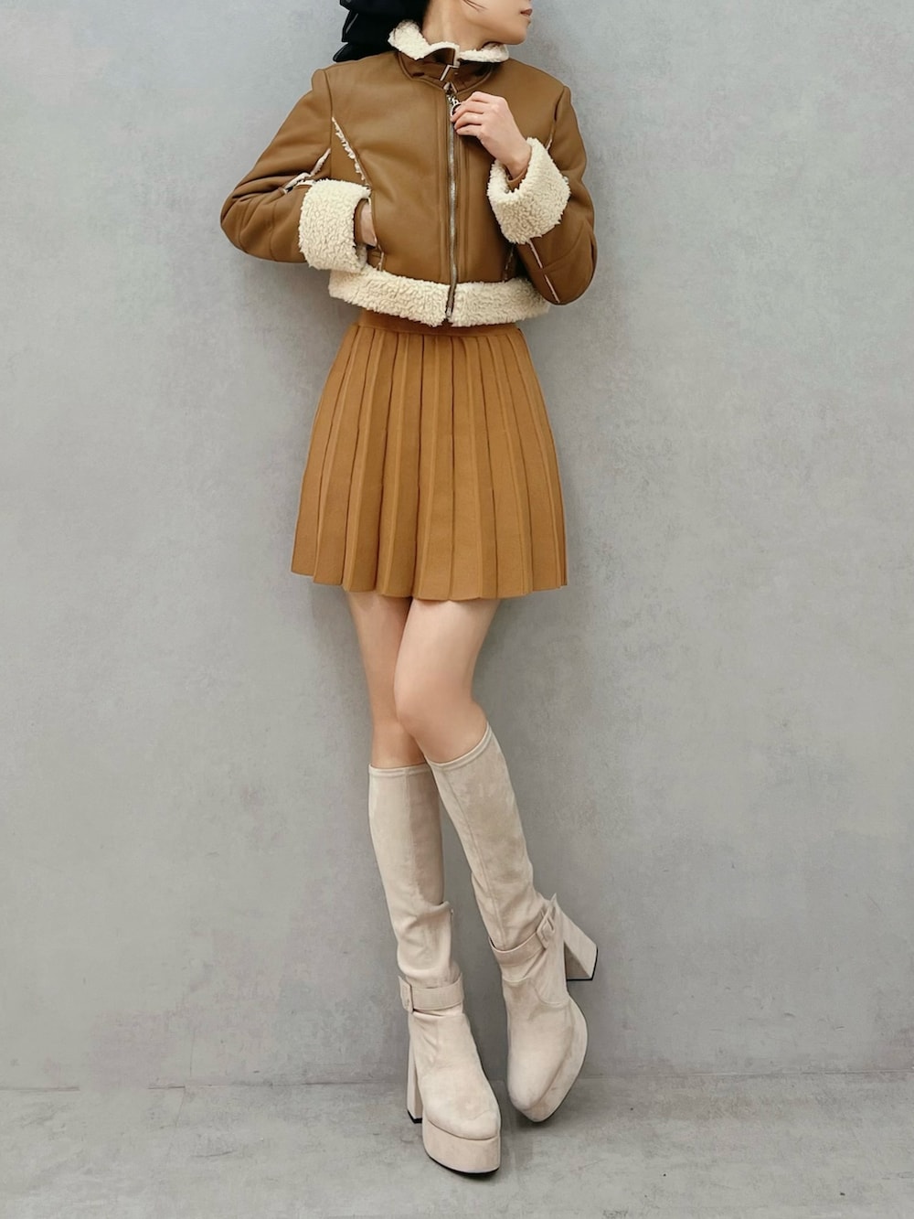 ブラウン系のワンピース、ブラウン系のワンピース、ホワイト系のブーツを着用したレディースの秋コーディネートの4枚目の写真