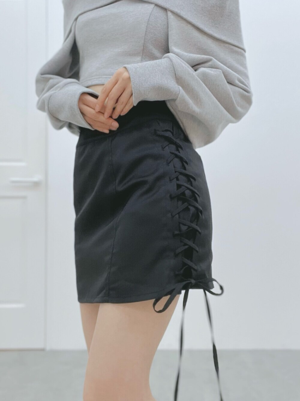 その他のブーツ、グレー系のTシャツ/カットソー、ブラック系のスカートを着用したレディースの夏コーディネートの7枚目の写真