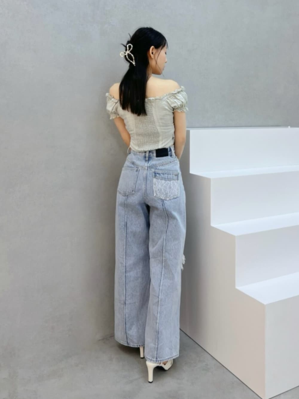 ホワイト系のハンドバッグ、ブルー系のデニムパンツ、グリーン系のシャツ/ブラウスを着用したレディースの夏コーディネートの3枚目の写真