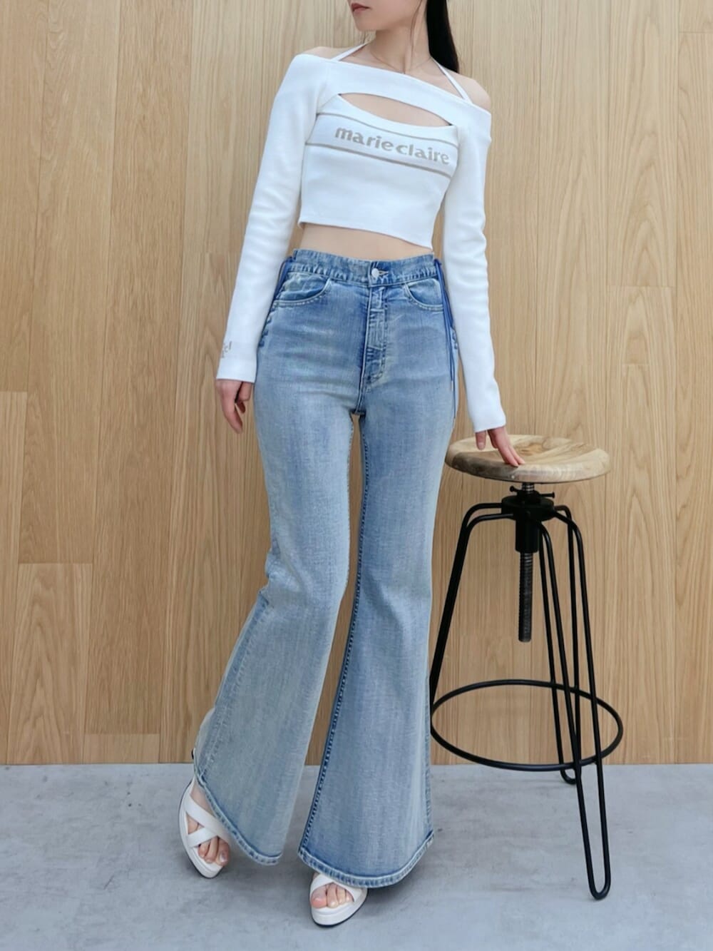 ブルー系のデニムパンツ、ホワイト系のサンダル、ホワイト系のニット/セーターを着用したレディースの春コーディネートの4枚目の写真