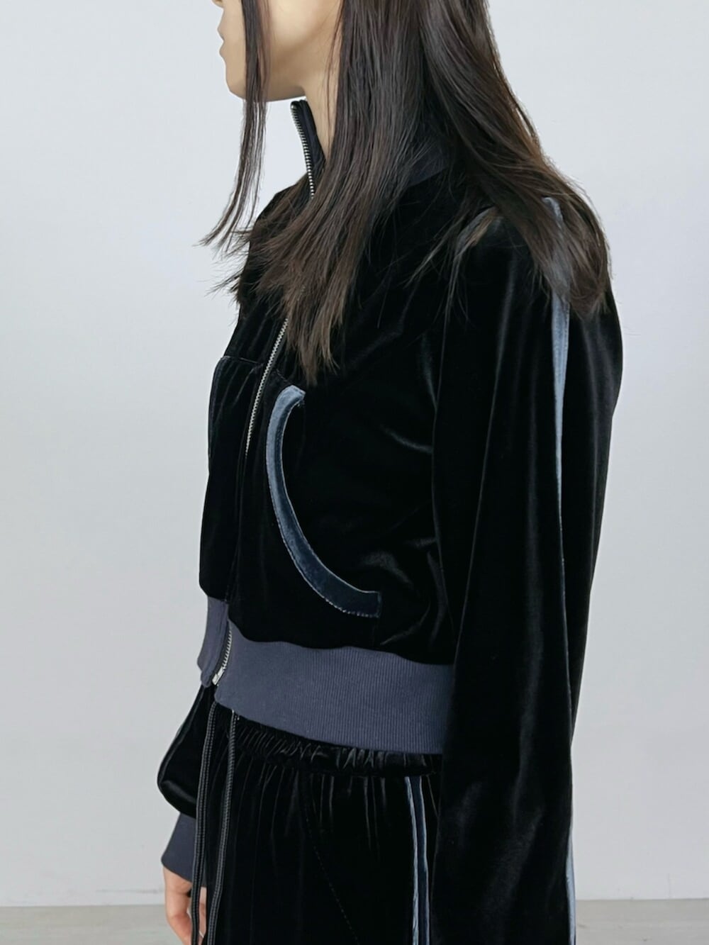 ブラック系のその他パンツ、ブラック系のブルゾンを着用したレディースの秋コーディネートの6枚目の写真