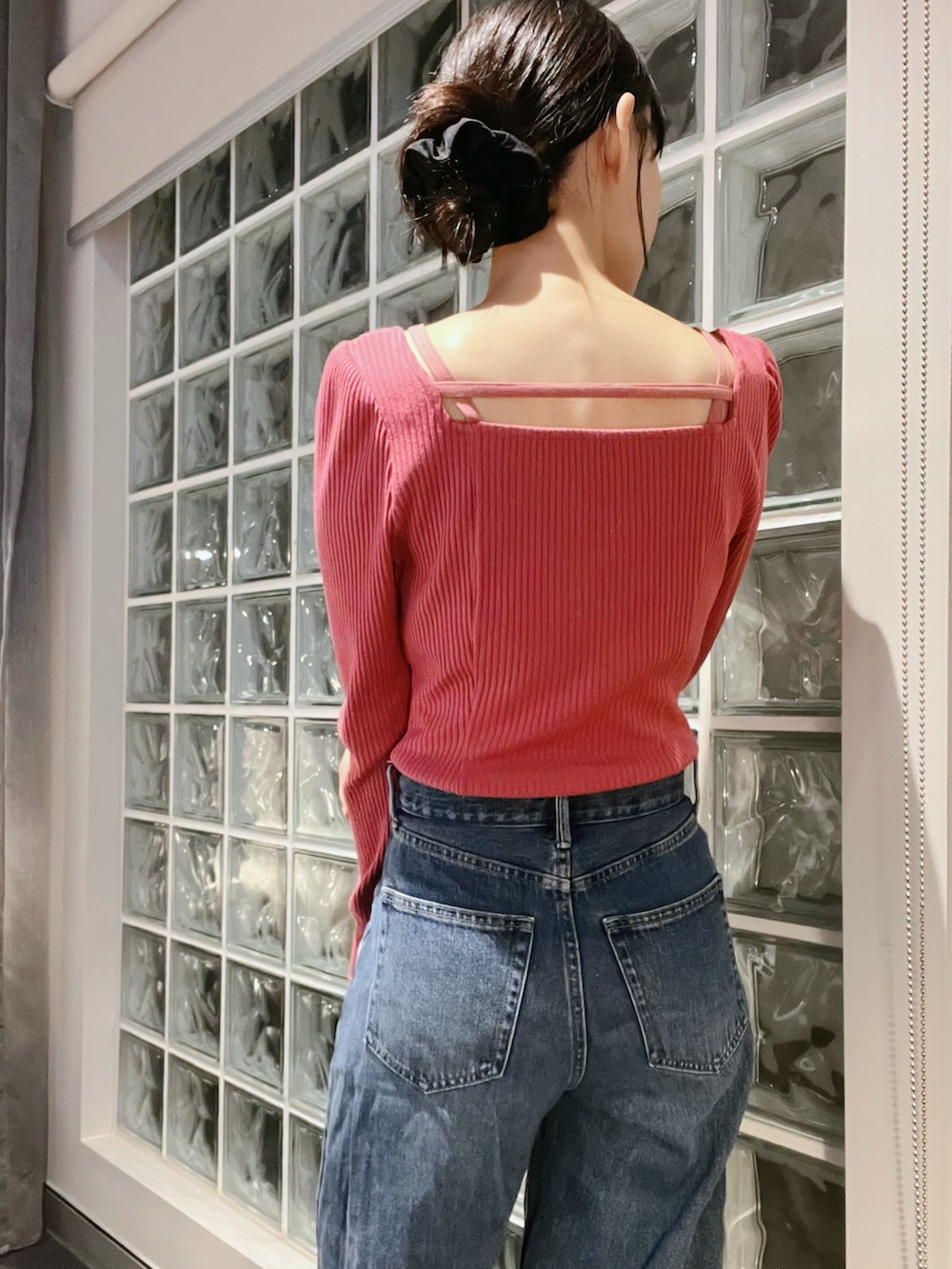 ピンク系のTシャツ/カットソーを着用したレディースの冬コーディネートの5枚目の写真