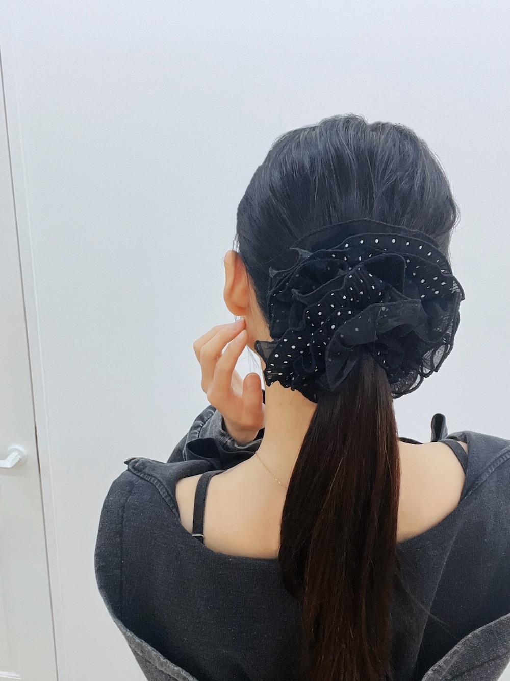 ブラック系のワンピース、ブラック系のサンダル、ブラック系のパーカーを着用したレディースの春コーディネートの7枚目の写真