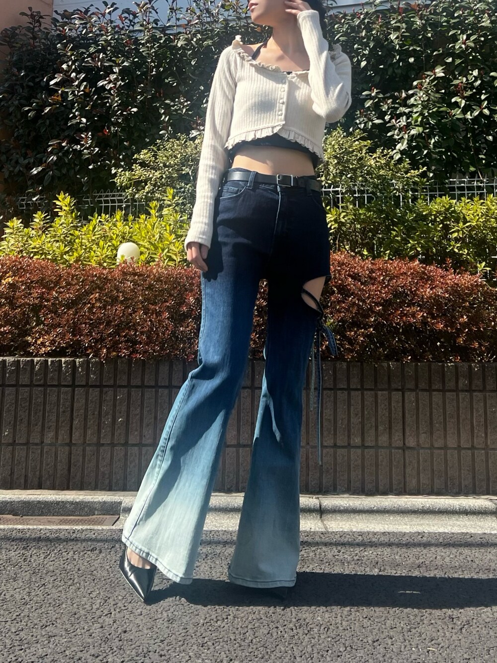 ブルー系のデニムパンツ、ホワイト系のTシャツ/カットソーを着用したレディースの春コーディネートの4枚目の写真