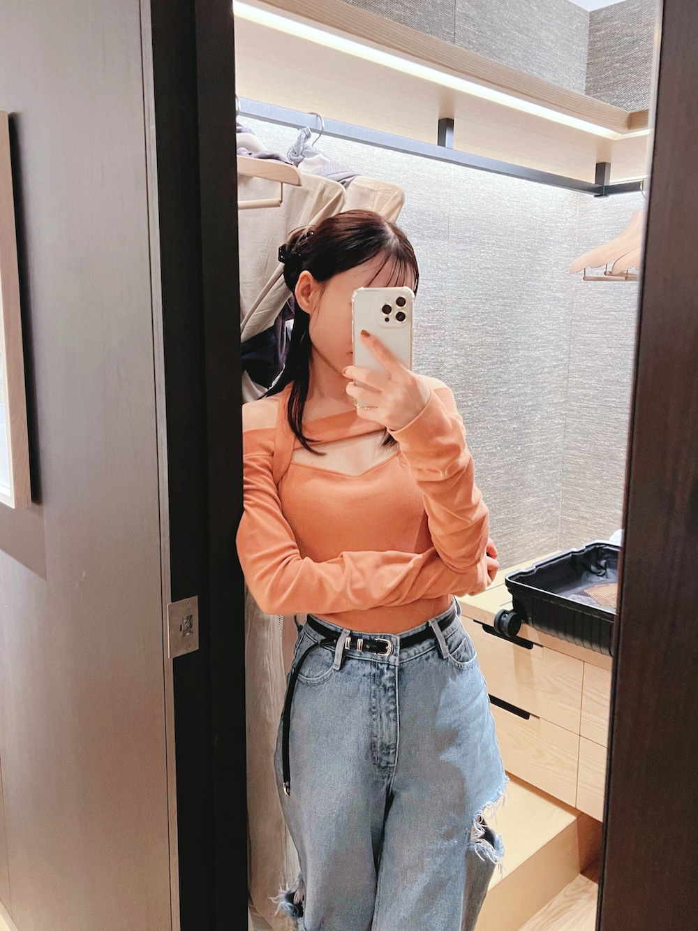 ブルー系のデニムパンツ、オレンジ系のTシャツ/カットソーを着用したレディースの秋コーディネートの5枚目の写真