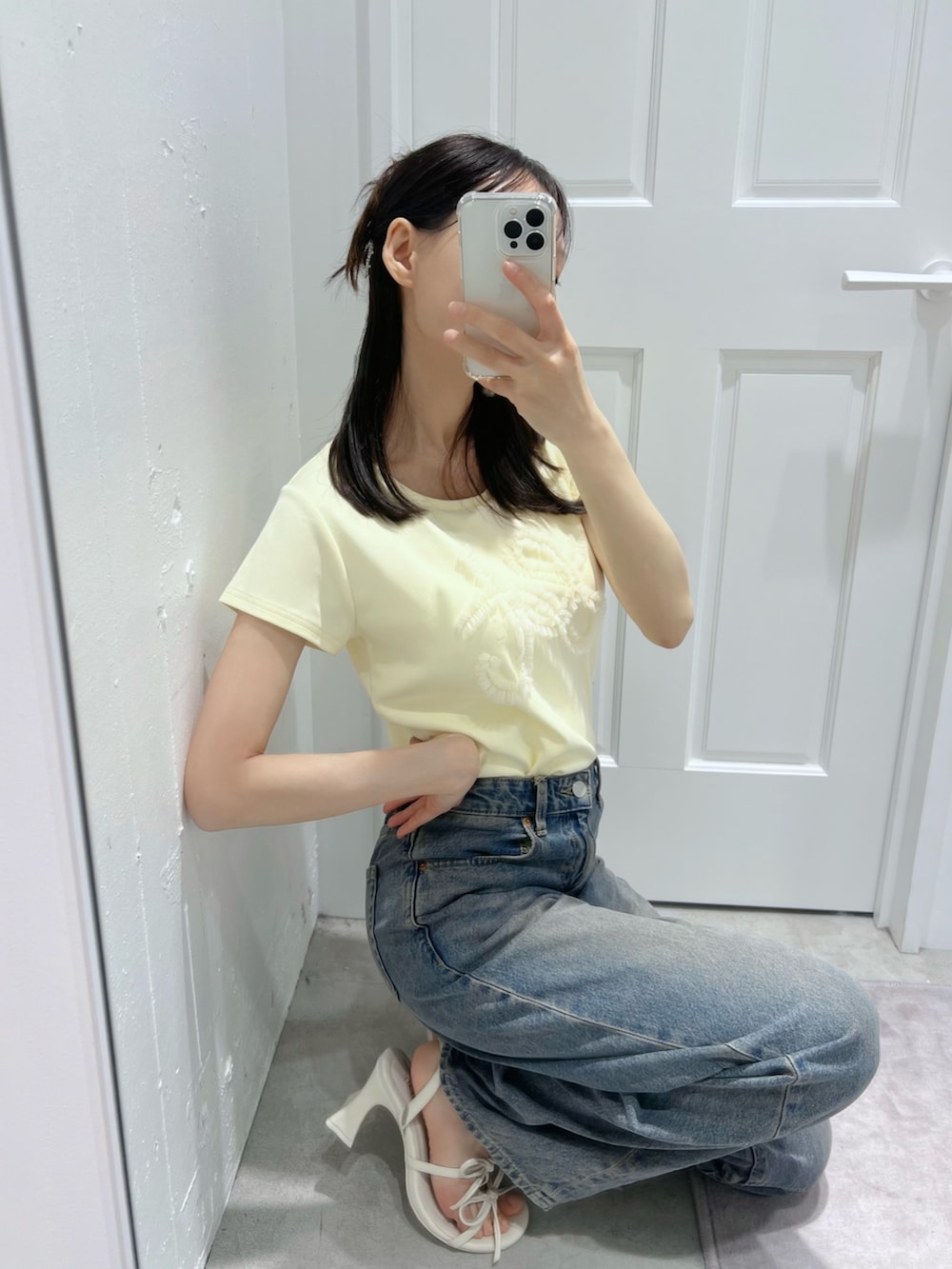 イエロー系のTシャツ/カットソー、シルバー系のバレッタ/ヘアクリップを着用したレディースの夏コーディネートの3枚目の写真