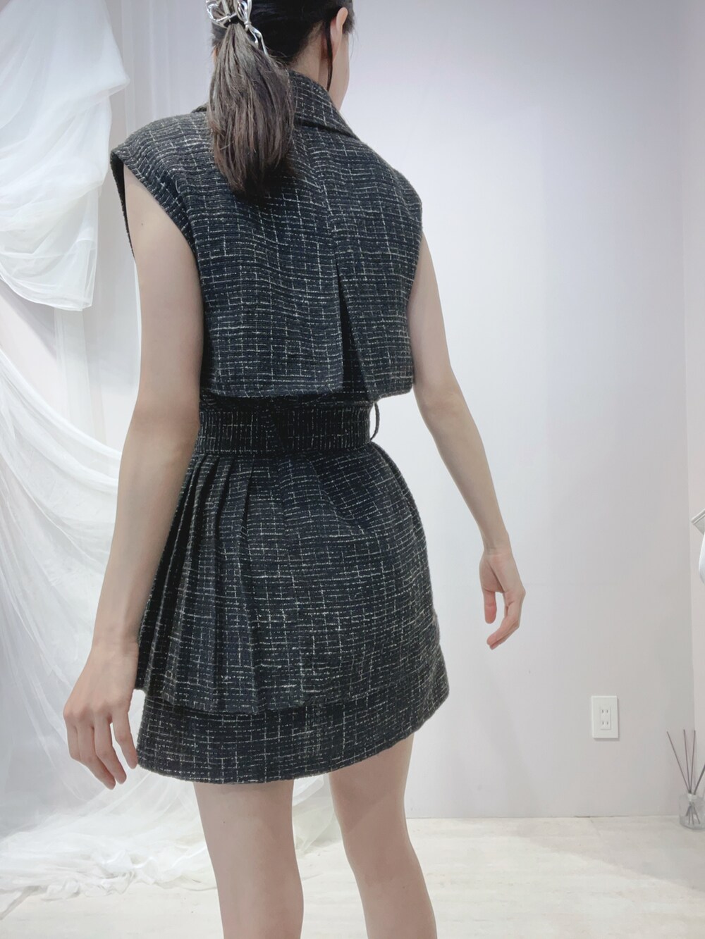 ブラック系のサンダル、ブラック系のつなぎ/オールインワン、シルバー系のバレッタ/ヘアクリップを着用したレディースの春コーディネートの6枚目の写真