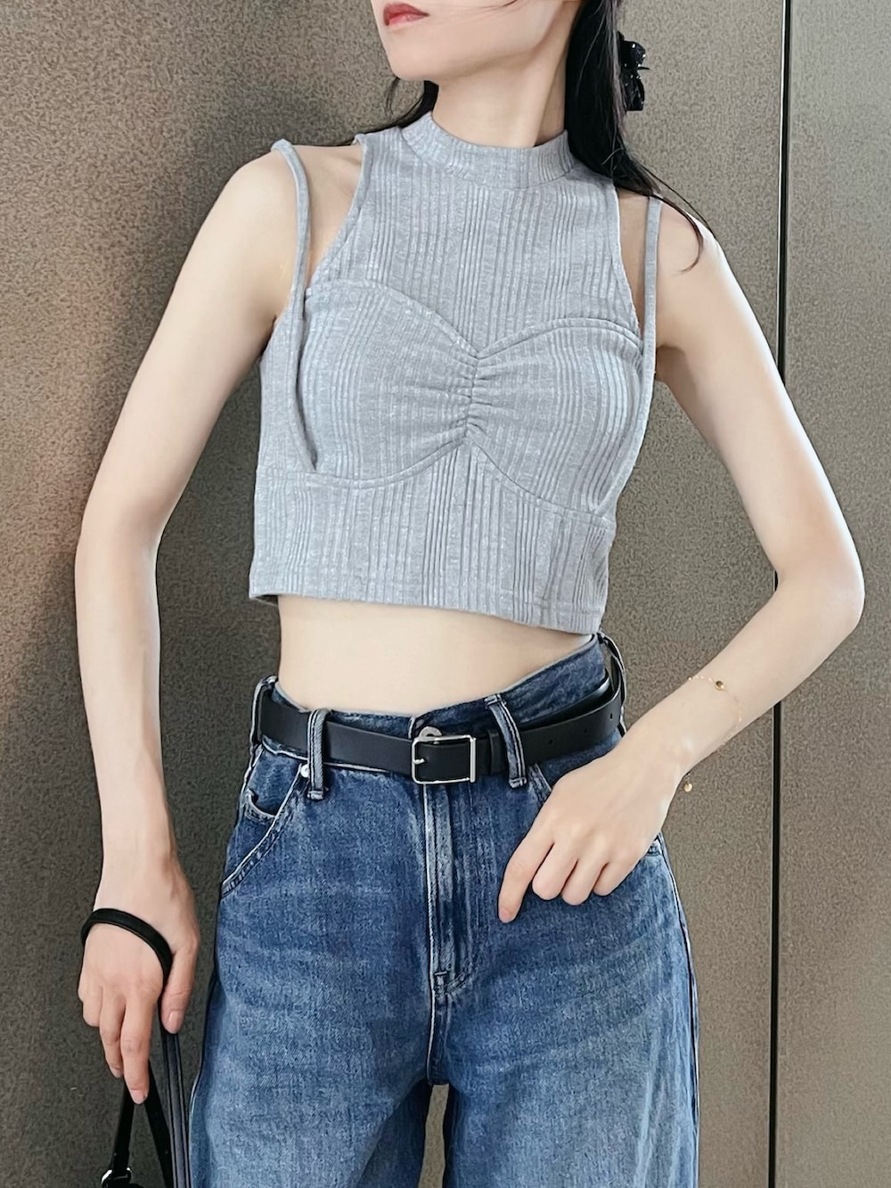 グレー系のタンクトップを着用したレディースの夏コーディネートの7枚目の写真