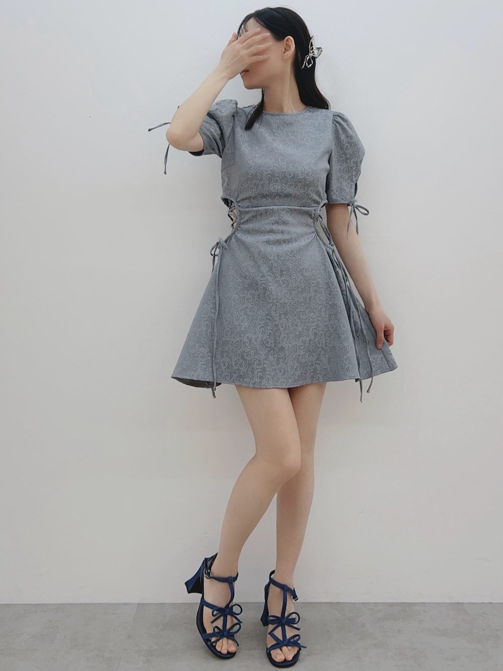 ブルー系のワンピース、ブルー系のサンダル、シルバー系のバレッタ/ヘアクリップを着用したレディースの春コーディネートの2枚目の写真