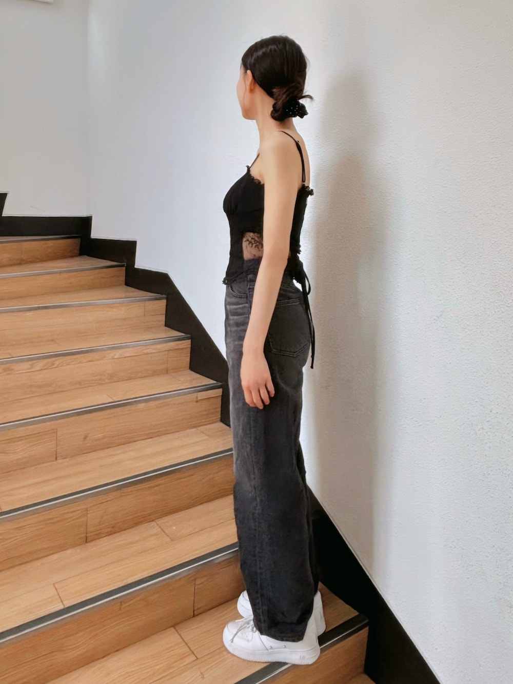 ブラック系のキャミソールを着用したレディースの夏コーディネートの2枚目の写真