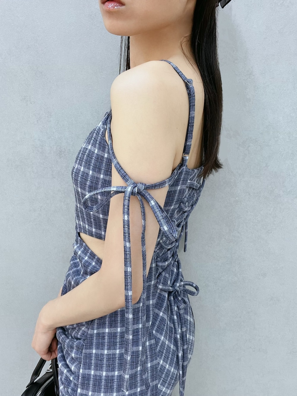 ブルー系のワンピース、ブラック系のハンドバッグ、ブラック系のサンダルを着用したレディースの春コーディネートの6枚目の写真