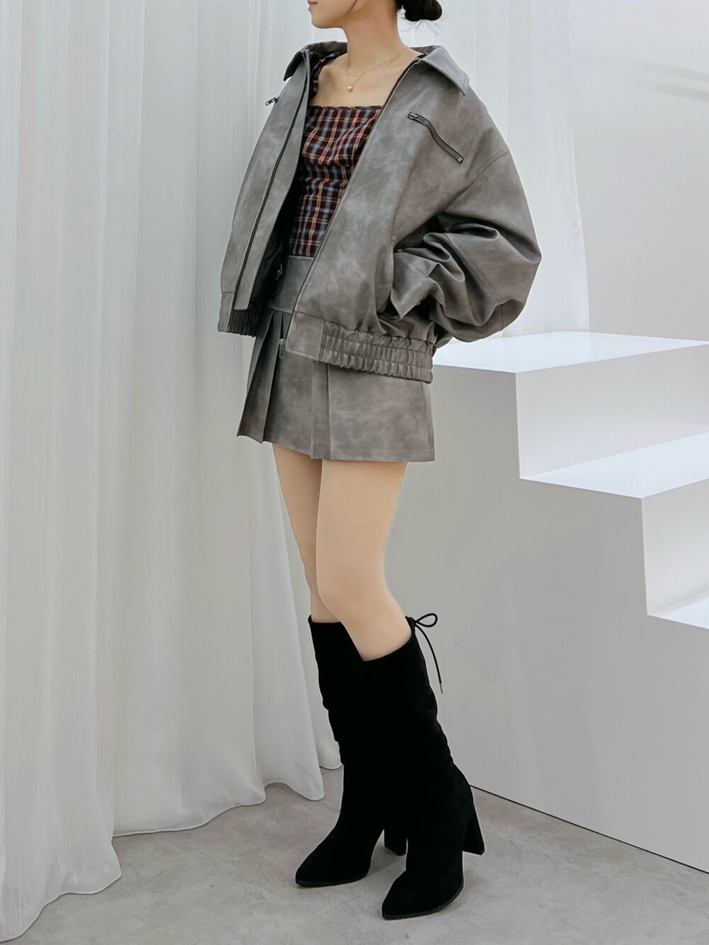 グレー系のスカート、レッド系のシャツ/ブラウス、その他のブーツを着用したレディースの秋コーディネートの2枚目の写真