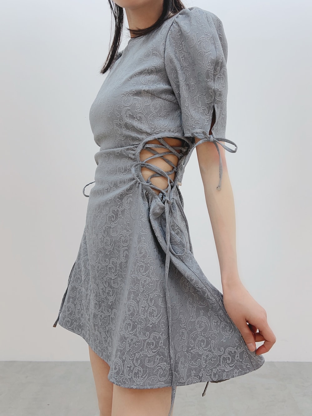 ブルー系のワンピース、ブルー系のサンダル、シルバー系のバレッタ/ヘアクリップを着用したレディースの春コーディネートの5枚目の写真