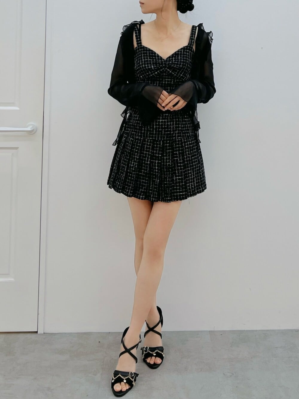 ブラック系のワンピース、ブラック系のサンダル、ブラック系のカーディガン/ボレロを着用したレディースの夏コーディネートの4枚目の写真