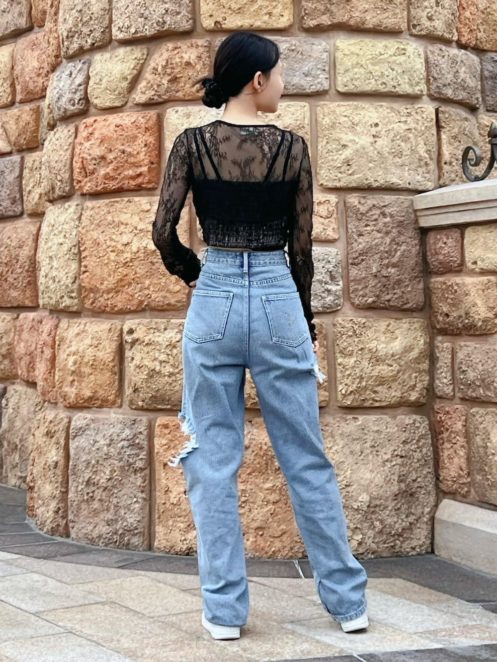 ブルー系のデニムパンツ、ブラック系のシャツ/ブラウスを着用したレディースの秋コーディネートの4枚目の写真