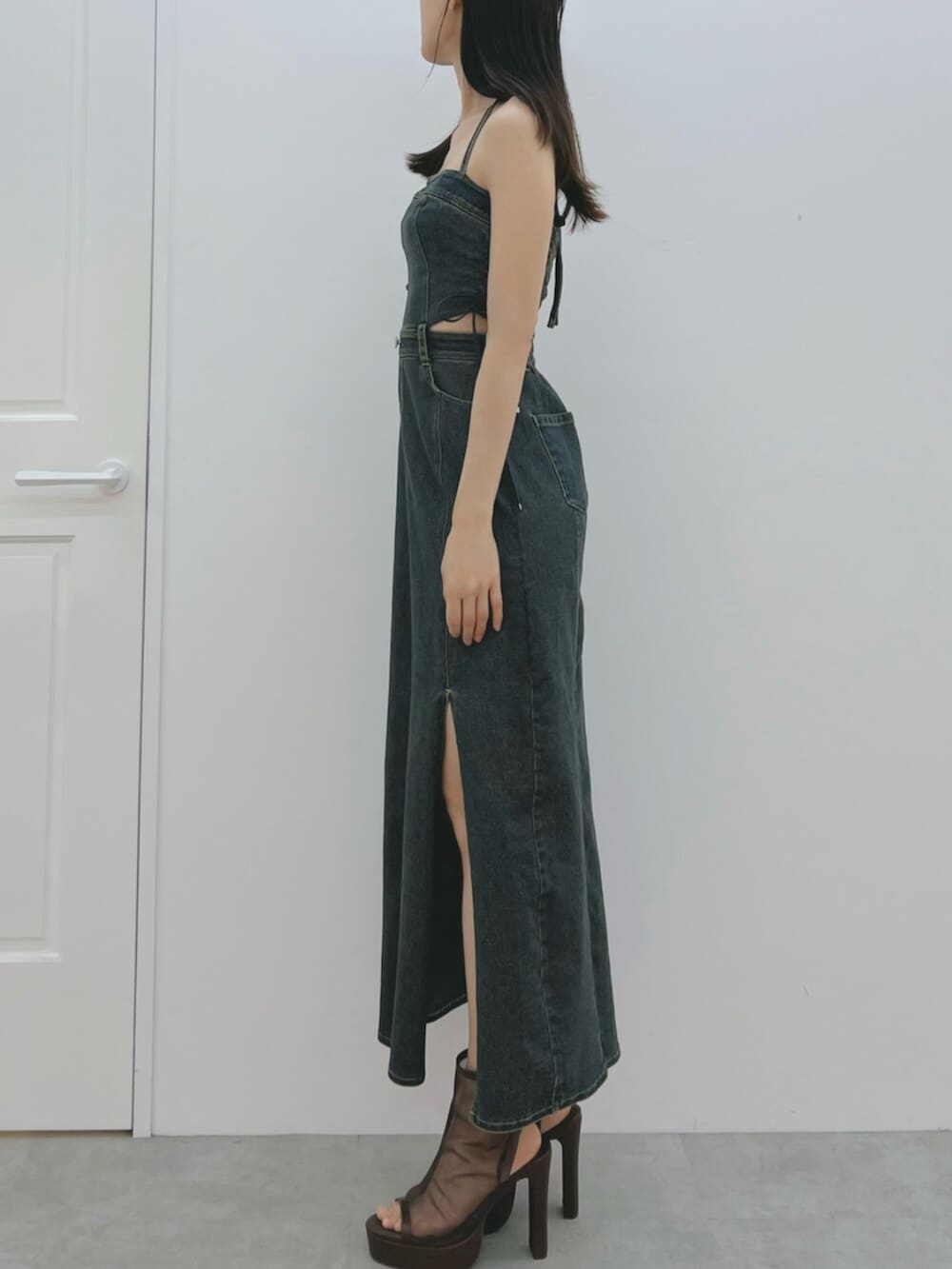 ブルー系のワンピース、ブラウン系のサンダルを着用したレディースの秋コーディネートの2枚目の写真