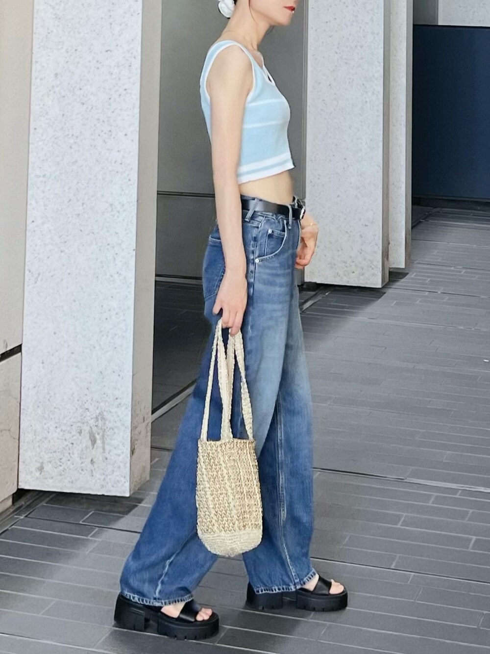 ブルー系のタンクトップを着用したレディースの夏コーディネートの5枚目の写真