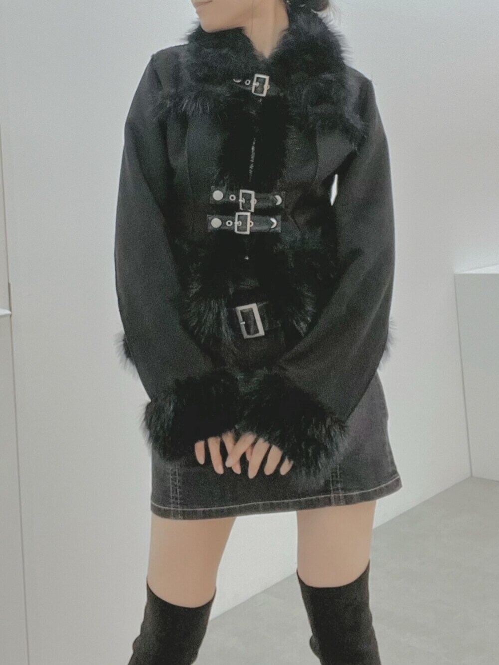 ブラック系のデニムスカート、ブラック系のブーツ、ブラック系のブルゾンを着用したレディースの秋コーディネートの6枚目の写真