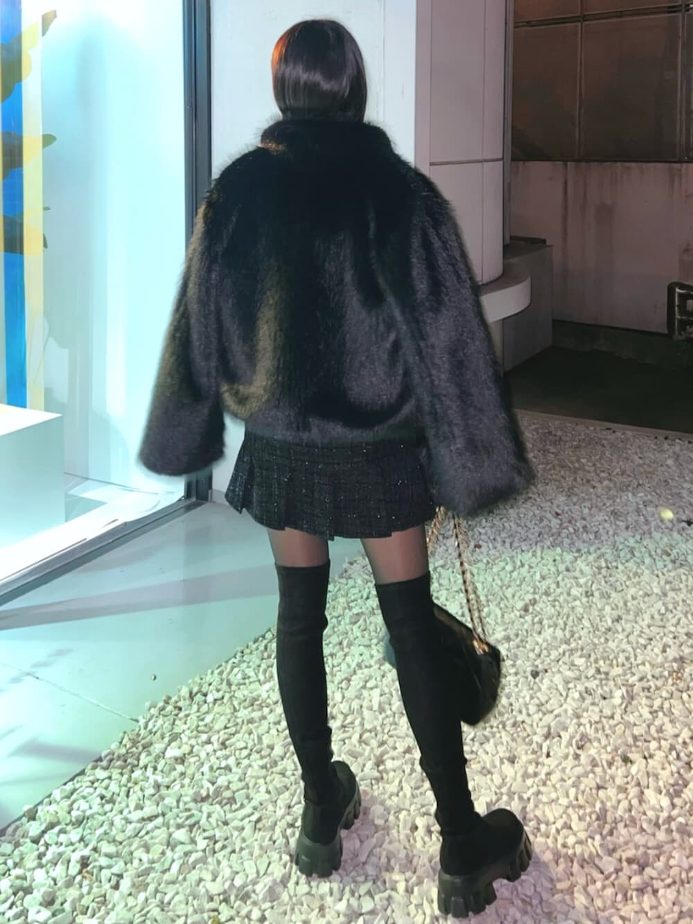 ブラック系のブーツ、ブラック系のニット/セーター、ブラック系のブルゾンを着用したレディースの冬コーディネートの4枚目の写真