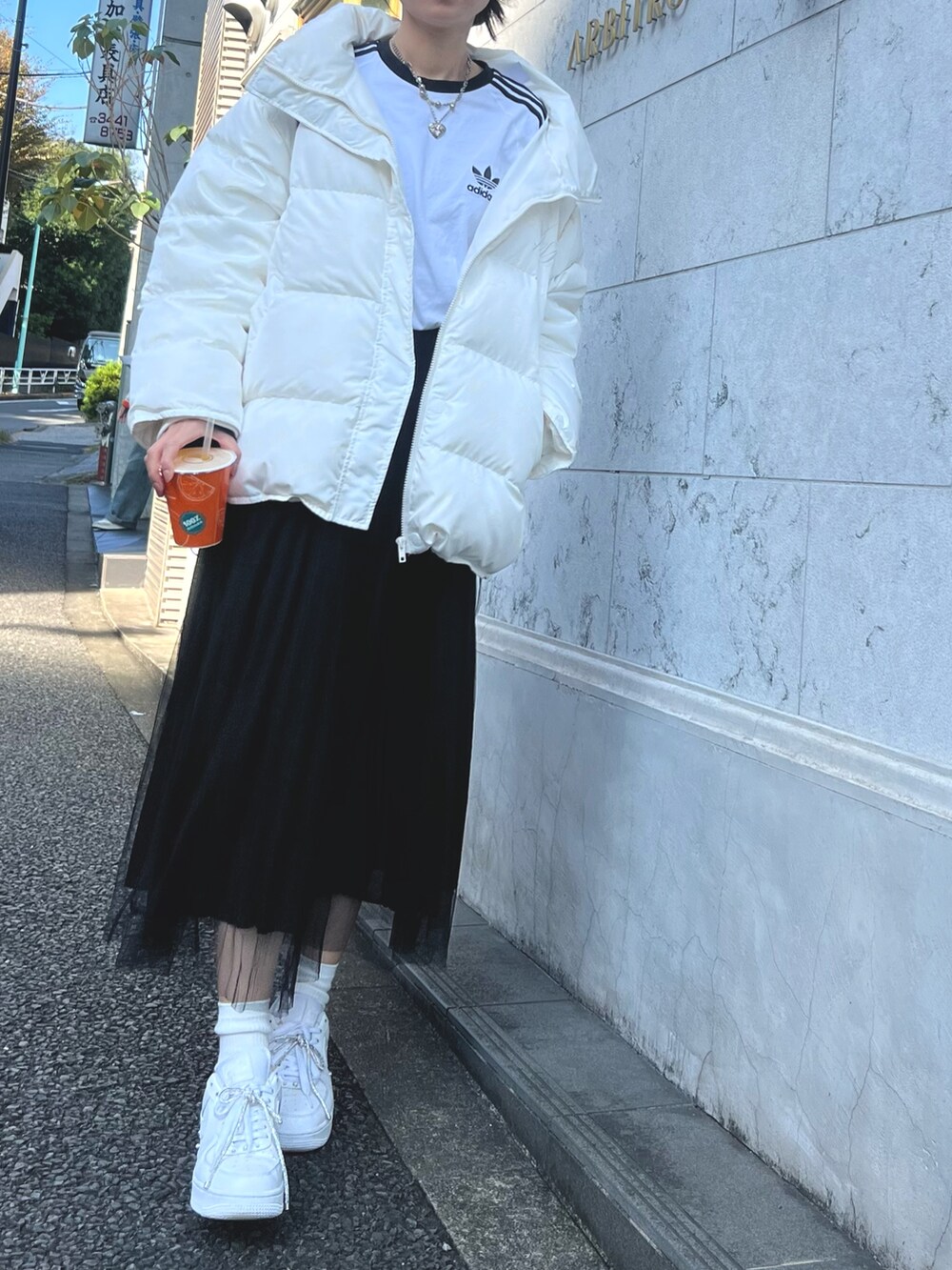 ホワイト系のダウンジャケット/コートを着用したレディースの秋コーディネートの5枚目の写真