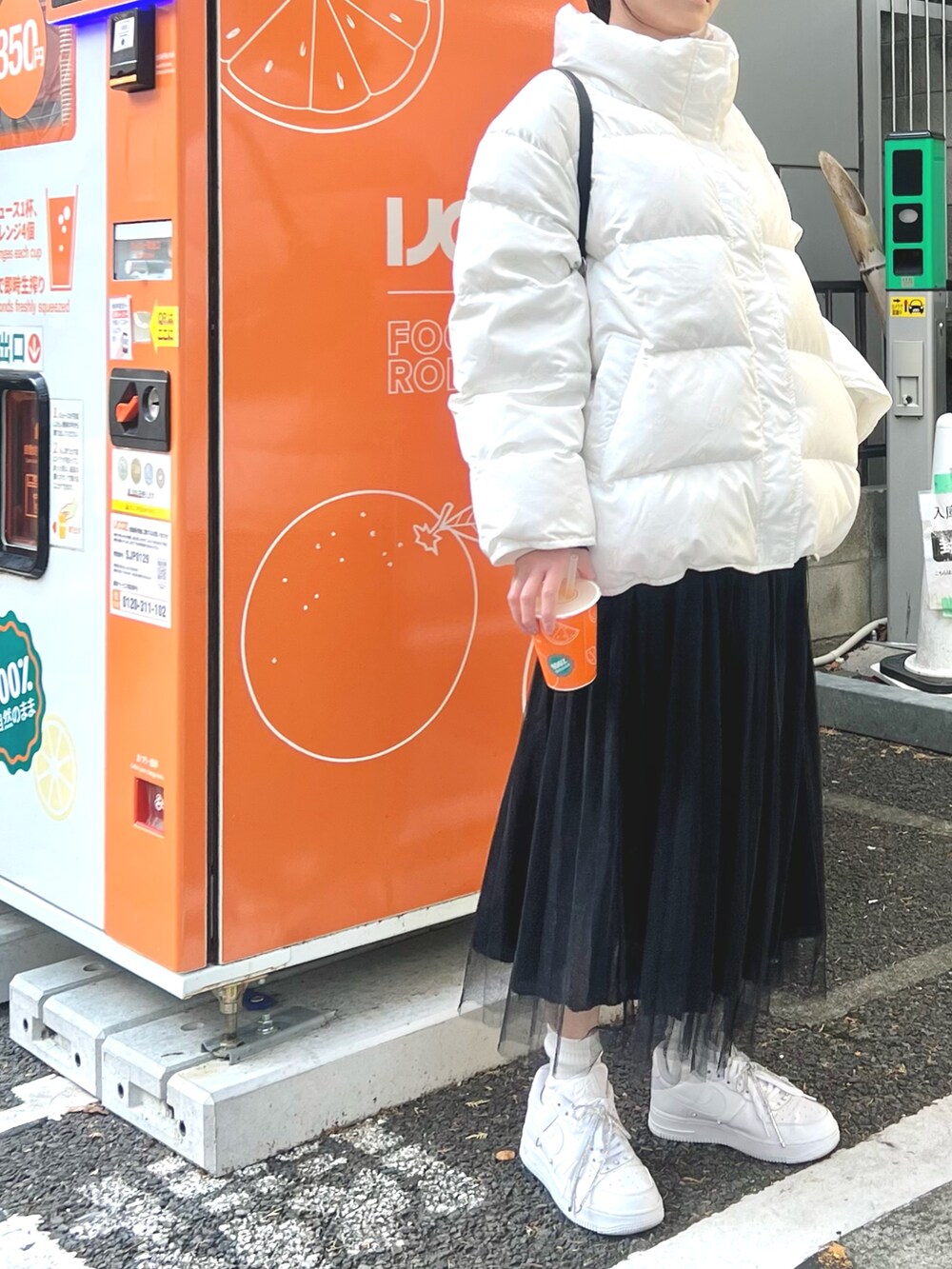 ホワイト系のダウンジャケット/コートを着用したレディースの秋コーディネートの6枚目の写真