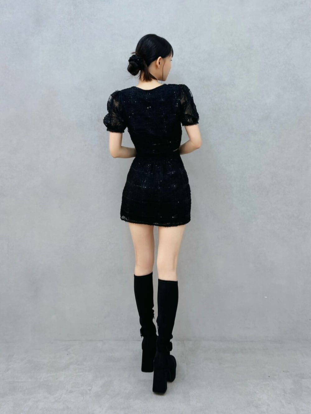 ブラック系のシャツ/ブラウス、ブラック系のスカート、ブラック系のブーツを着用したレディースの夏コーディネートの3枚目の写真