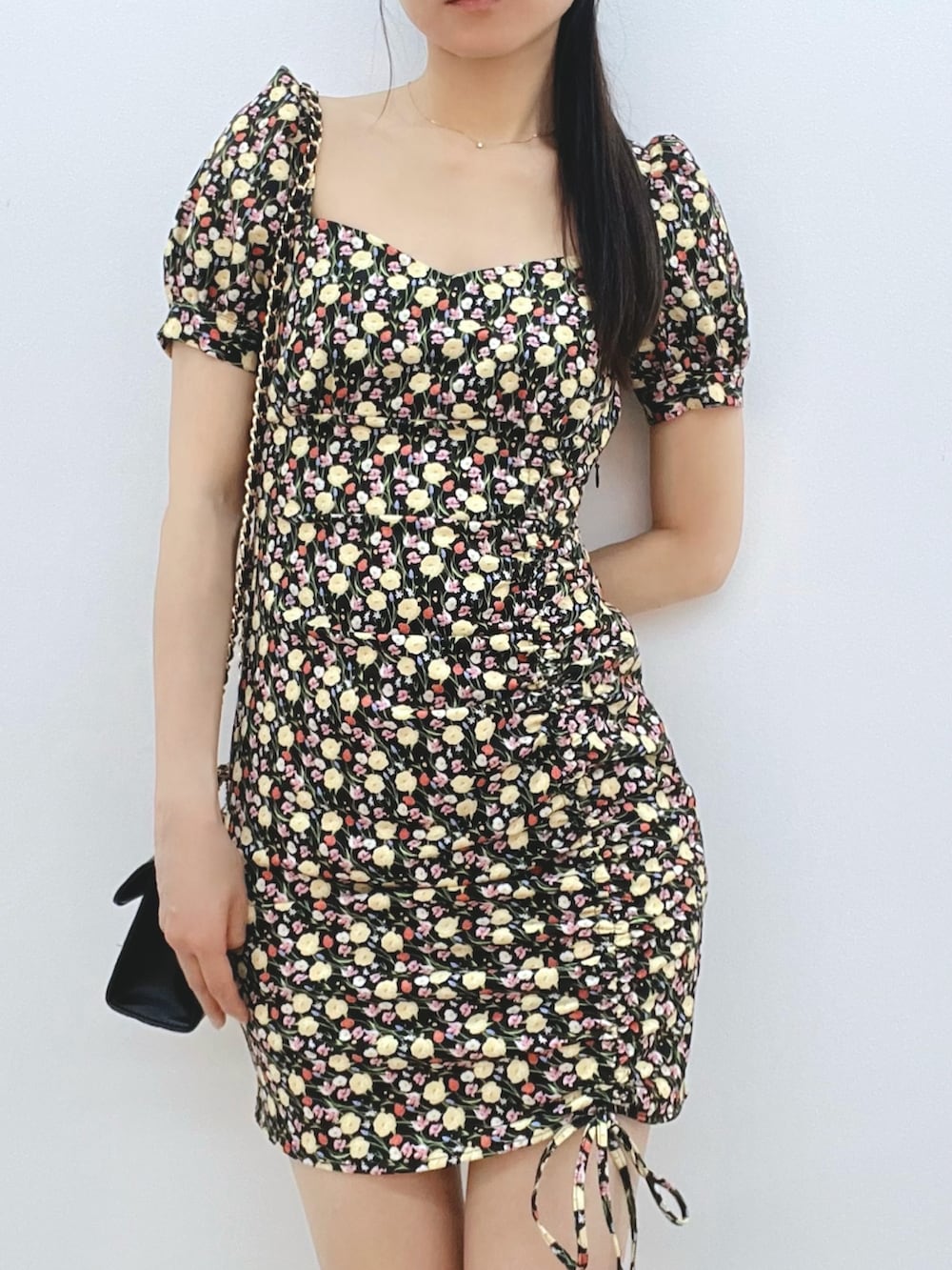 ブラック系のワンピース、ブラック系のハンドバッグ、ブラック系のサンダルを着用したレディースの春コーディネートの5枚目の写真