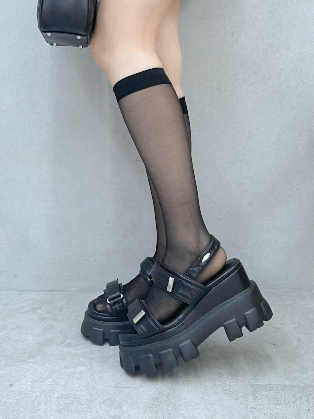 ブラック系のスカート、ブラック系のサンダル、ブラック系のシャツ/ブラウスを着用したレディースの春コーディネートの6枚目の写真