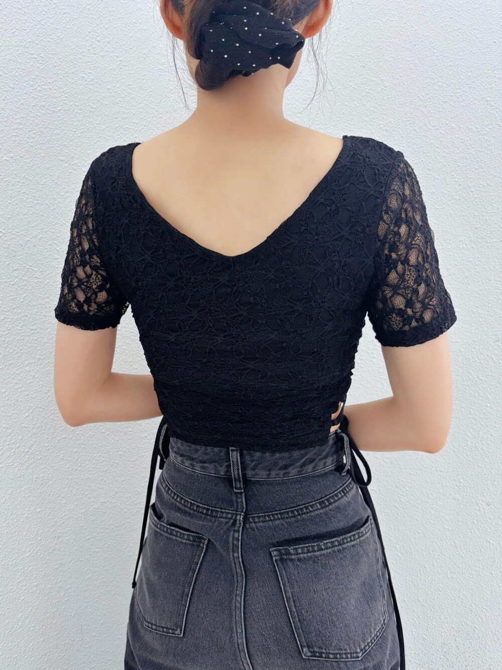 ブラック系のTシャツ/カットソーを着用したレディースの夏コーディネートの8枚目の写真