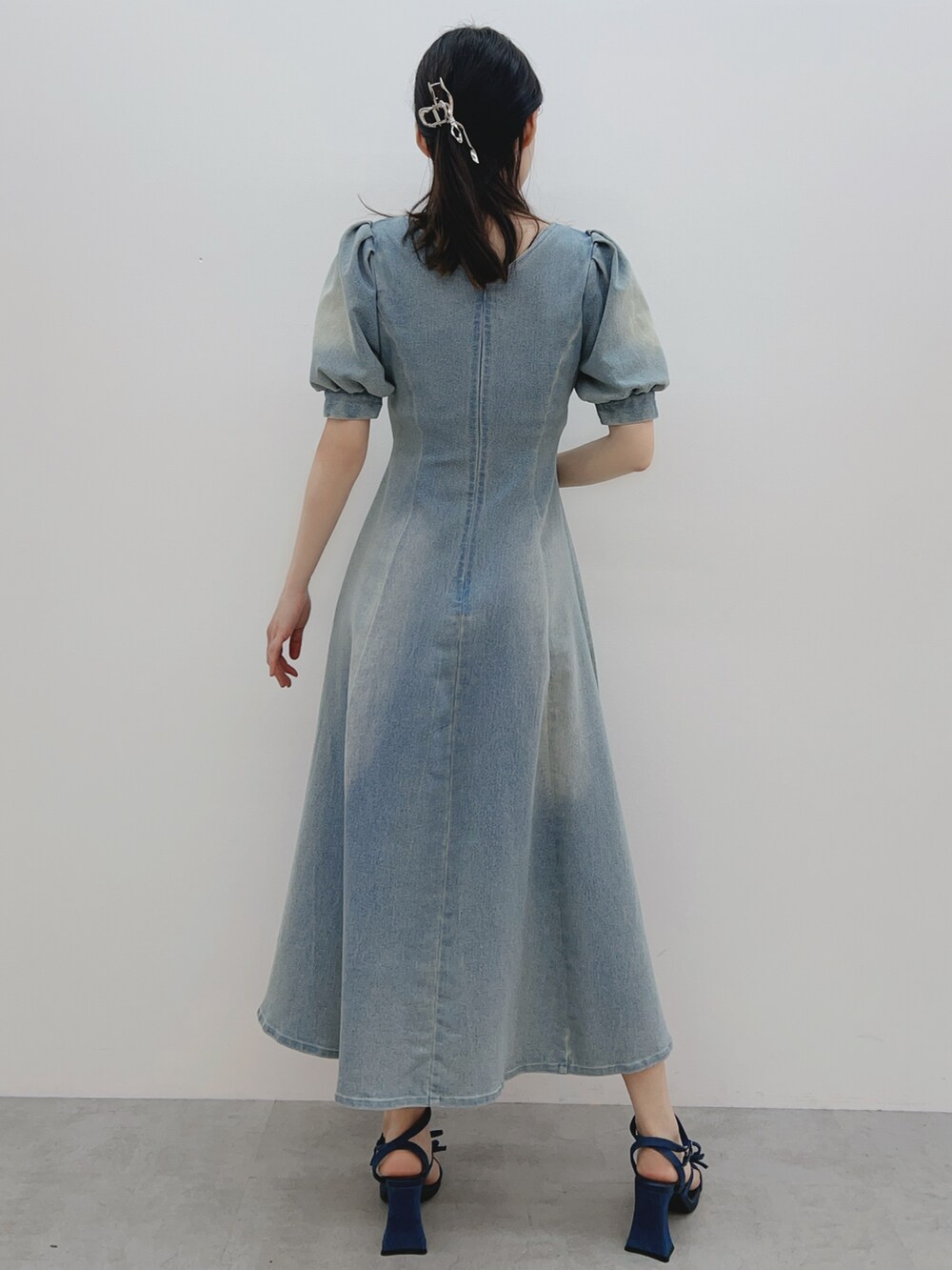 ブルー系のワンピース、ブルー系のサンダル、シルバー系のバレッタ/ヘアクリップを着用したレディースの春コーディネートの4枚目の写真