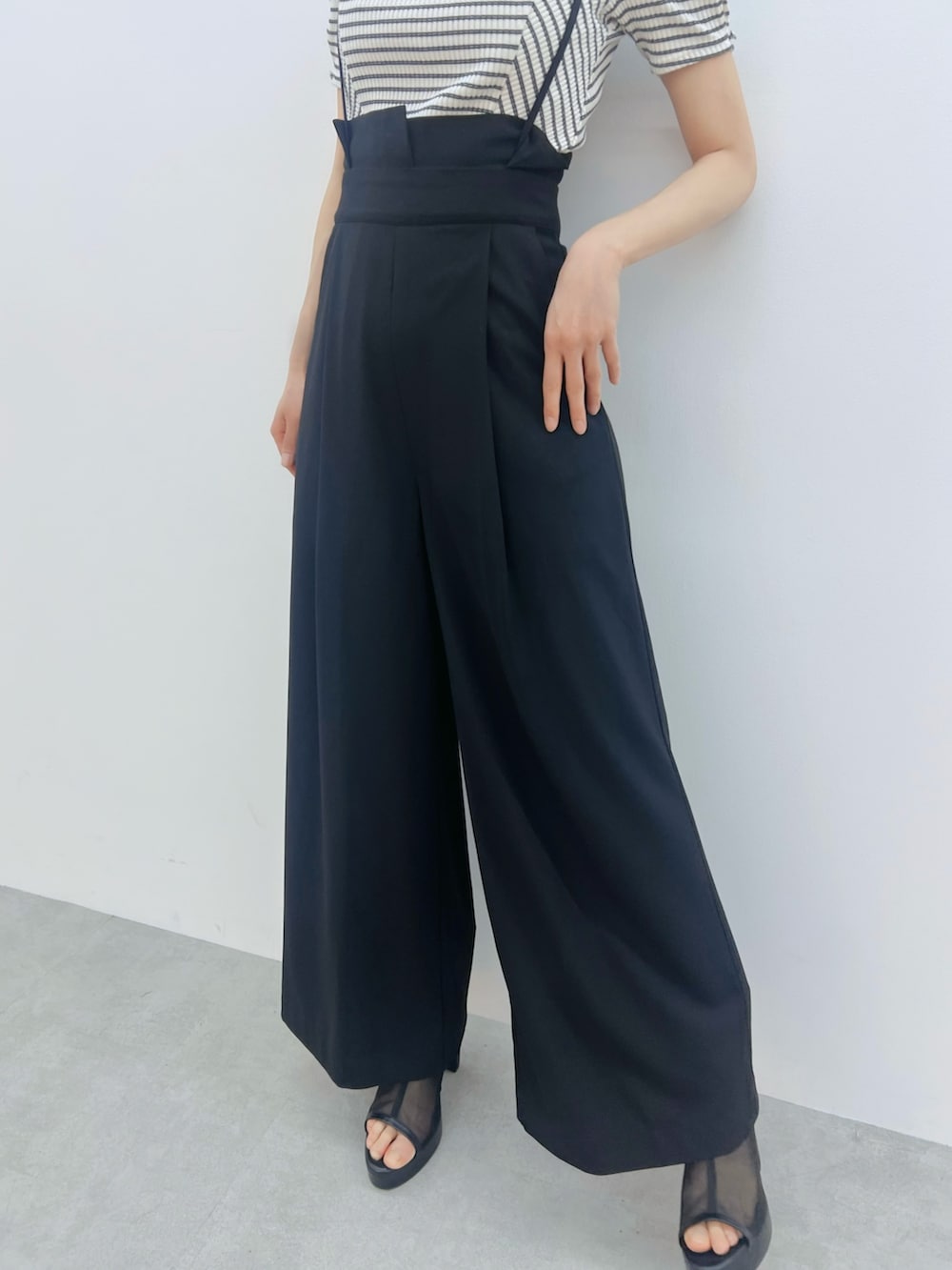 ブラック系のその他パンツ、その他のTシャツ/カットソー、ブラック系のサンダルを着用したレディースの春コーディネートの7枚目の写真