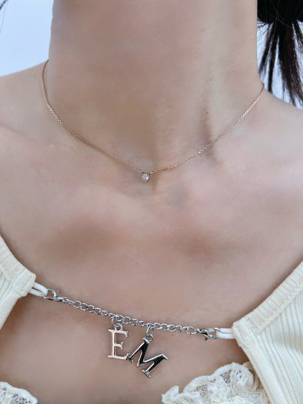 ホワイト系のバックパック/リュック、ブラック系のその他パンツ、ブラック系のサンダルを着用したレディースの春コーディネートの8枚目の写真