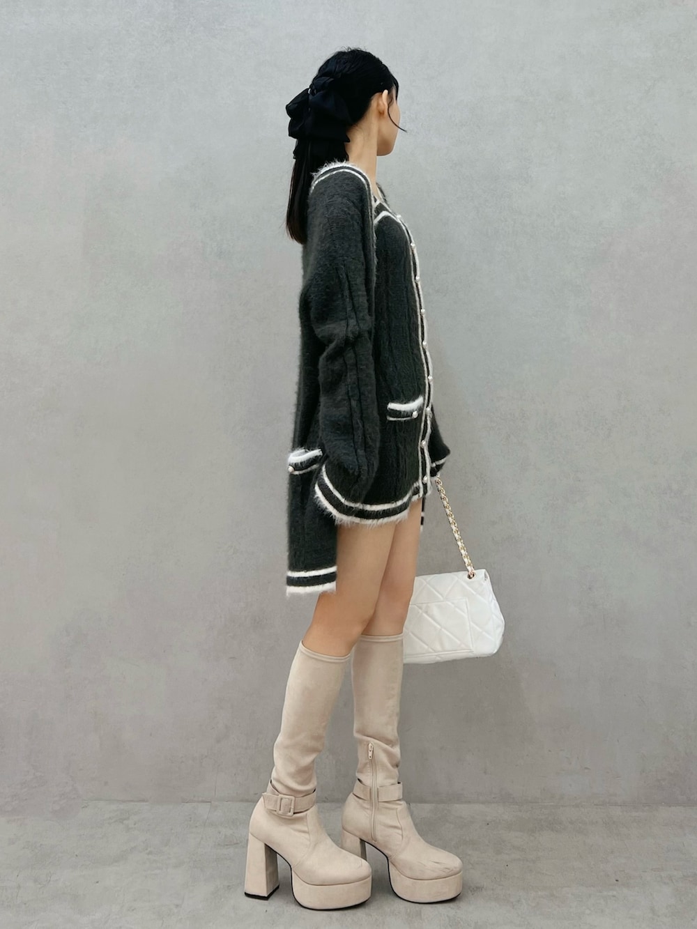 ブルー系のワンピース、ホワイト系のブーツ、ホワイト系のブーツを着用したレディースの秋コーディネートの2枚目の写真