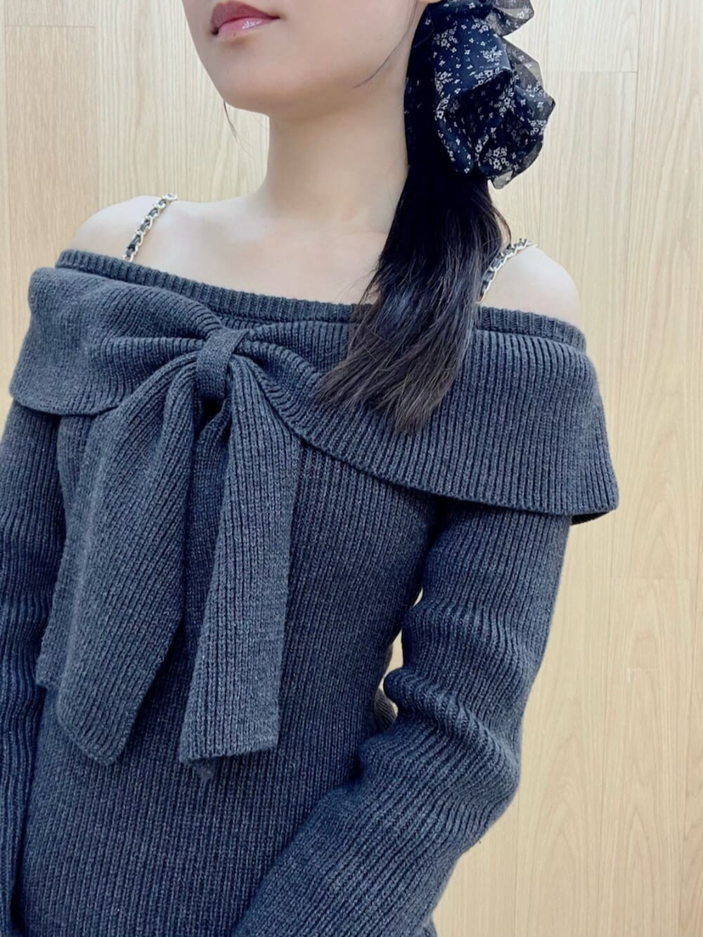 ブラック系のブーツ、グレー系のワンピースを着用したレディースの冬コーディネートの5枚目の写真