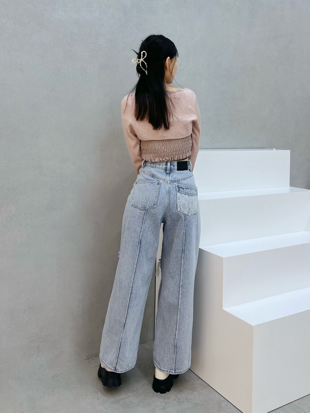 ブルー系のデニムパンツ、ホワイト系のサンダル、ピンク系のシャツ/ブラウスを着用したレディースの夏コーディネートの3枚目の写真