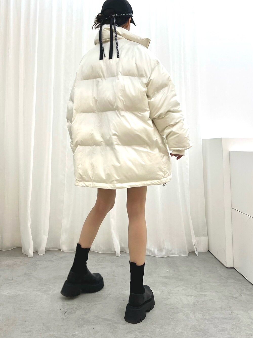 ブルー系のスカート、ホワイト系のブルゾン、ブルー系のTシャツ/カットソーを着用したレディースの冬コーディネートの5枚目の写真