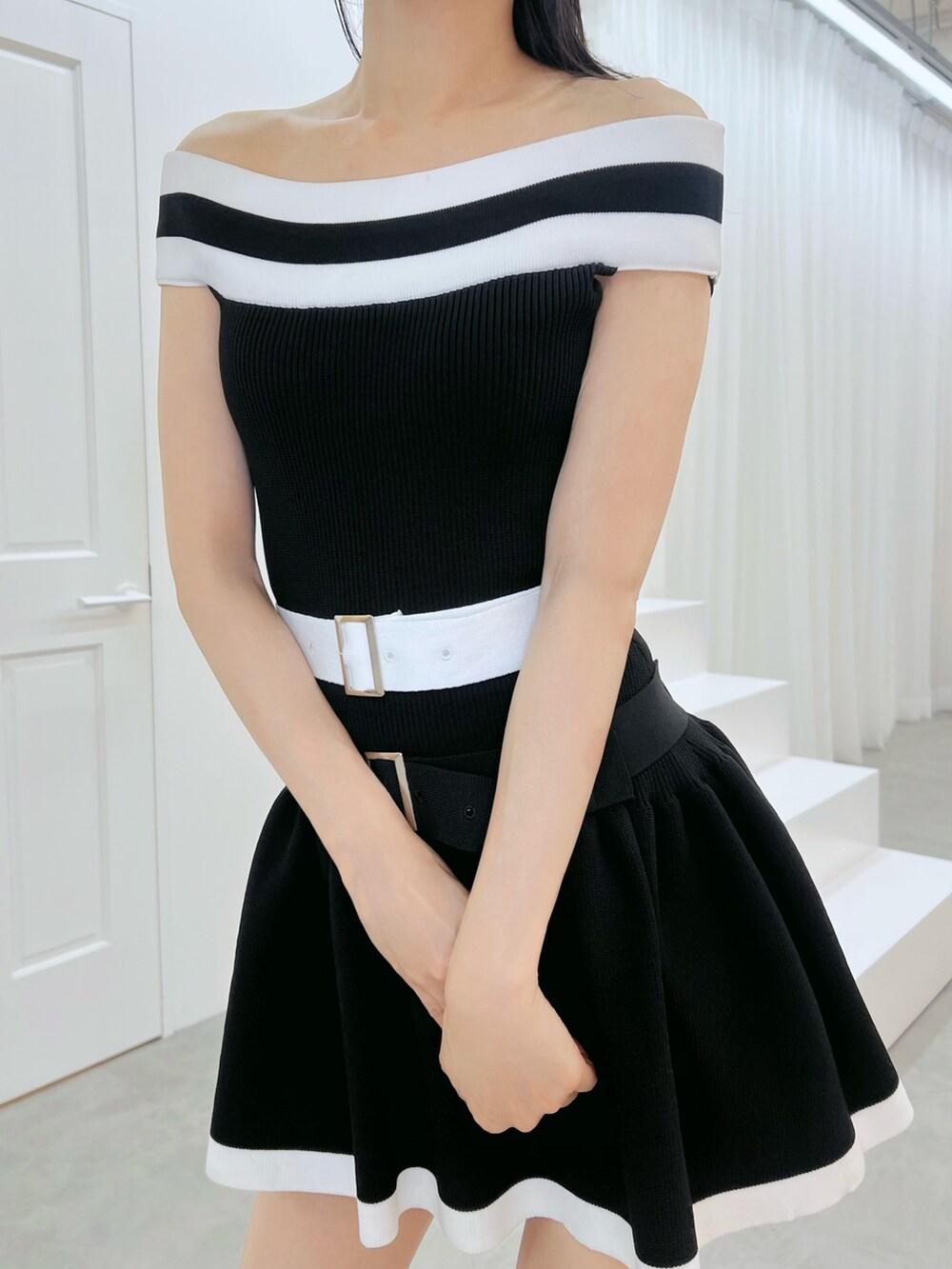 ブラック系のワンピース、その他のブーツを着用したレディースの秋コーディネートの5枚目の写真