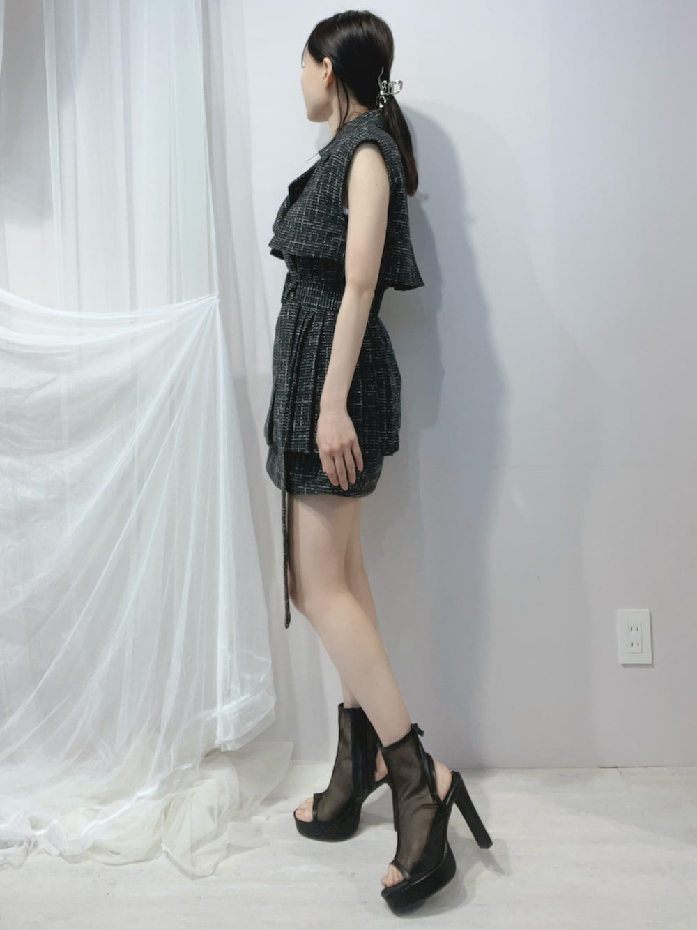 ブラック系のサンダル、ブラック系のつなぎ/オールインワン、シルバー系のバレッタ/ヘアクリップを着用したレディースの春コーディネートの3枚目の写真