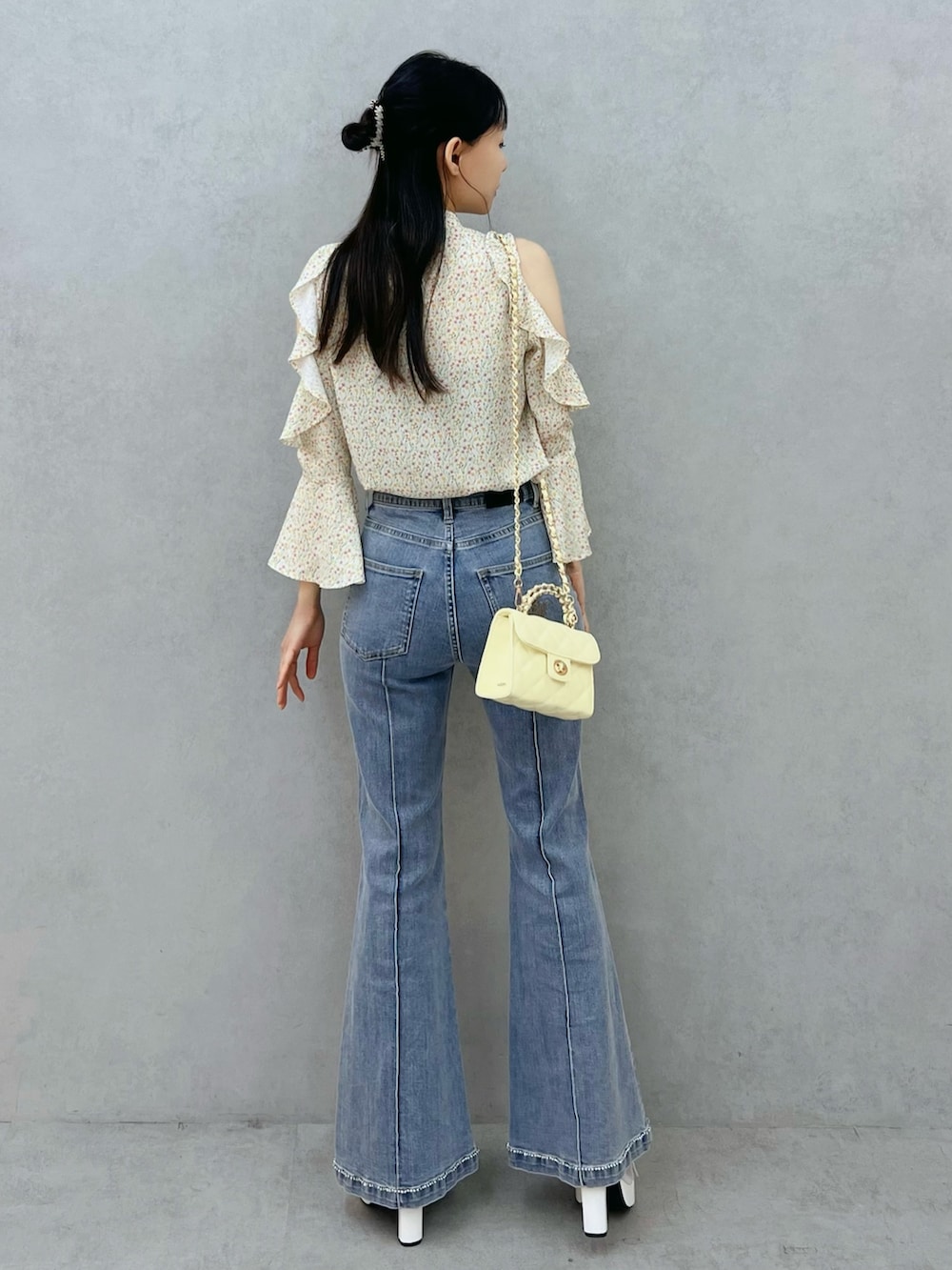 イエロー系のシャツ/ブラウス、ブルー系のデニムパンツ、ホワイト系のブーツを着用したレディースの春コーディネートの3枚目の写真