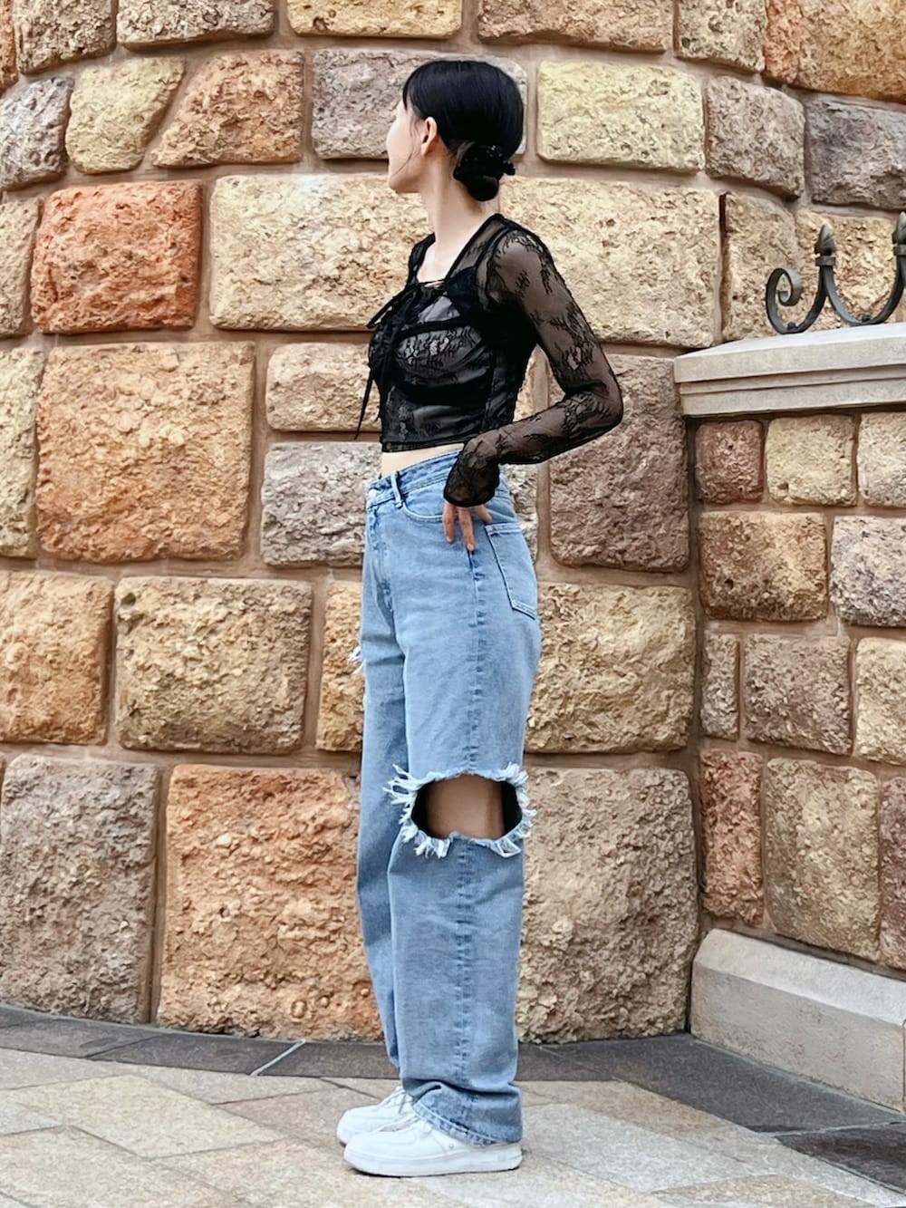 ブルー系のデニムパンツ、ブラック系のシャツ/ブラウスを着用したレディースの秋コーディネートの3枚目の写真