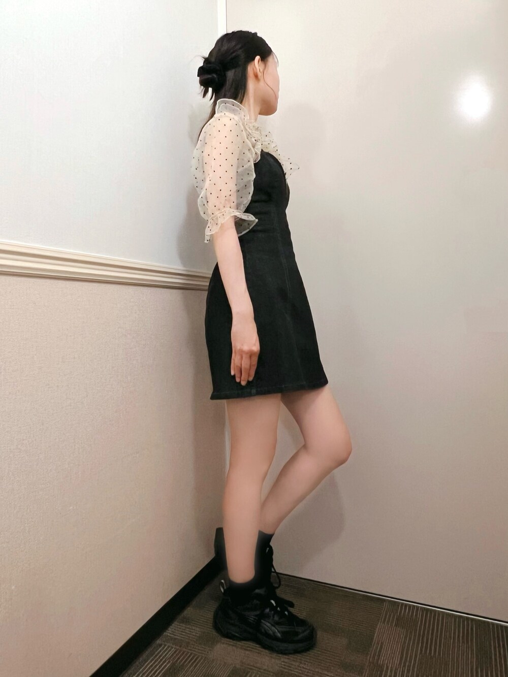 ブラック系のワンピースを着用したレディースの夏コーディネートの3枚目の写真