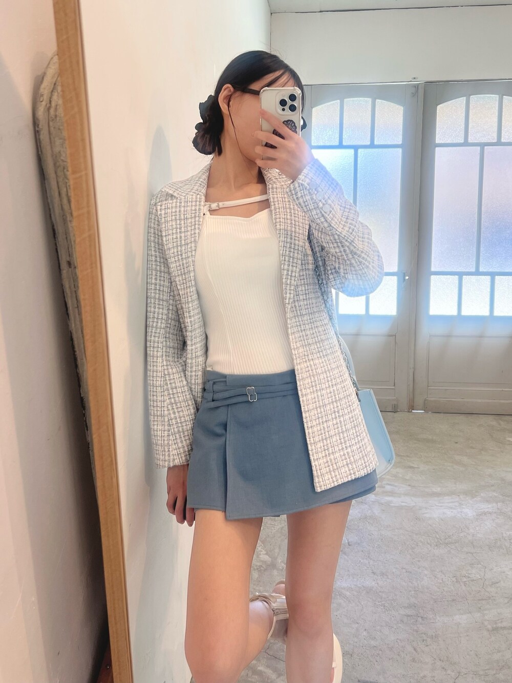 ブルー系のその他パンツ、ブルー系のテーラードジャケット、ホワイト系のサンダルを着用したレディースの春コーディネートの6枚目の写真